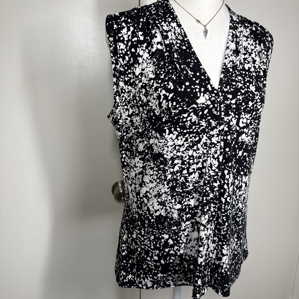 Calvin Klein Women's Sz Black White Sleeveless V-Neck Blouse Top‎ Quiet Luxury - Picture 2 of 13